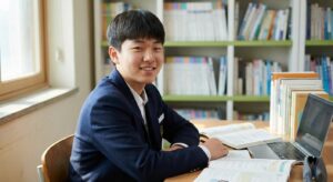 교복을 입은 고등학생이 교실에서 문제집과 노트북으로 공부하는 모습 — 서당애서 고등학교 과외